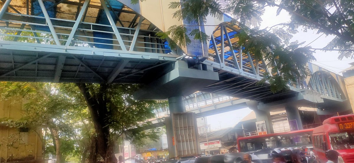 AndheriLOCA's tweet image. Andheri East Skywalk is shut since long time
In morning time lot of rush is there &amp;amp;
It&apos;s inconveniencing citizens
@WesternRly @drmbct @AshwiniVaishnaw
Plz open it asap
@mumbairailusers
@rajtoday
@MehulThakkar_ 
@Shashankrao06 @Kun_Srivastav
@sssaaagar
@akshaywcam1
@Sahilinfra2