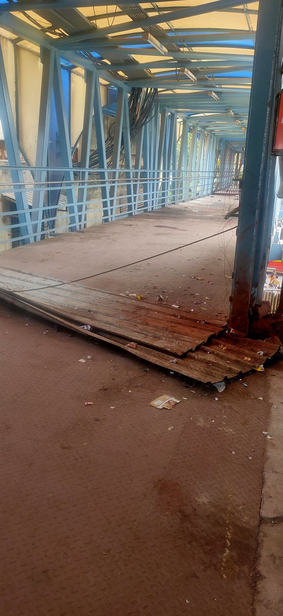 AndheriLOCA's tweet image. Andheri East Skywalk is shut since long time
In morning time lot of rush is there &amp;amp;
It&apos;s inconveniencing citizens
@WesternRly @drmbct @AshwiniVaishnaw
Plz open it asap
@mumbairailusers
@rajtoday
@MehulThakkar_ 
@Shashankrao06 @Kun_Srivastav
@sssaaagar
@akshaywcam1
@Sahilinfra2