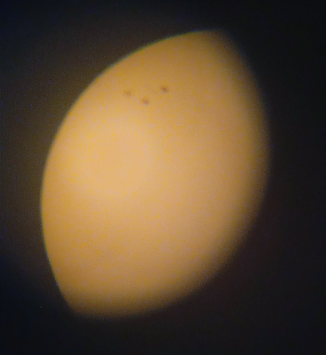 clima_gce's tweet photo. Complejo conjunto de regiones hermanas #AR12993 y #AR12994 que ya son visibles en el disco solar

Pronto se les unirá la antigua #AR12976

Estas #AR por su complejidad magnética, tienen un alto potencial para que se desarrollen #TormentasGeomagnéticas

76/700 con ocular de 20 mm https://t.co/Wz1Bas5jeN