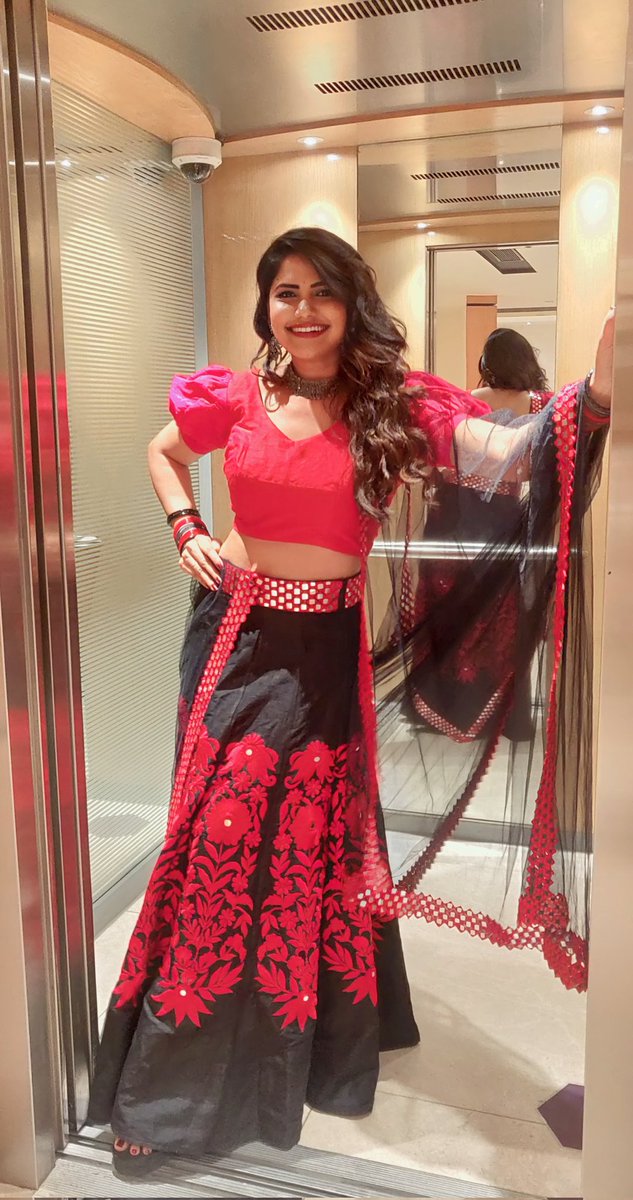 UMANEHA's tweet image. It&apos;s show time 🎼🎤🖤♥️

Manifesting good Vibes &amp;amp; Happy thoughts 😇

#showtime #eventmode #love #peace #happiness #happyheart #kindsoul #greatvibes #confidencematters #speadlove #peacetotheworld #u #un #julymoon #umaneha