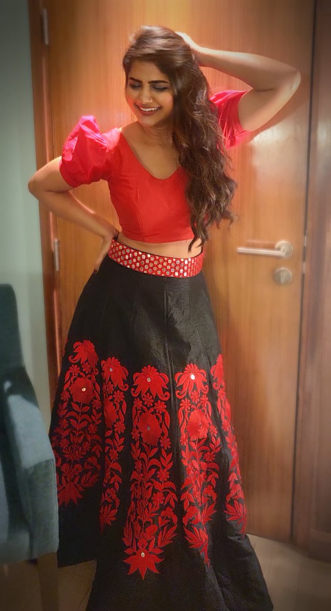 UMANEHA's tweet image. It&apos;s show time 🎼🎤🖤♥️

Manifesting good Vibes &amp;amp; Happy thoughts 😇

#showtime #eventmode #love #peace #happiness #happyheart #kindsoul #greatvibes #confidencematters #speadlove #peacetotheworld #u #un #julymoon #umaneha