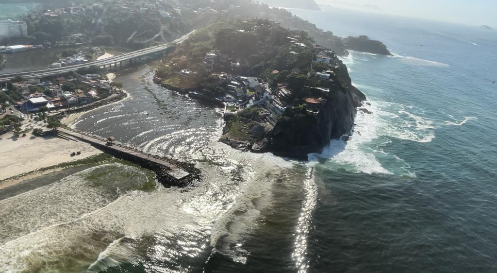 bandnewsfmrio's tweet photo. Praia da Barra da Tijuca próximo ao Quebra-Mar: água da Lagoa chegou ao mar.

📸 Filipe Macon - BTN/BandNews FM Rio

#RiodeCima #BandNewsFM https://t.co/5XARKnBjBK