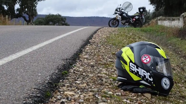 PoliciaCambrils's tweet photo. Molts motoristes saben que posar el casc a terra és de mala sort. El que no tots saben és que el casc a terra és el senyal internacional de petició d'ajuda del "Codi Biker". Si veus un motorista amb el casc a terra no dubtis a aturar-te i veure si necessita auxili.
#codigobiker https://t.co/D7ZfiOsHSg