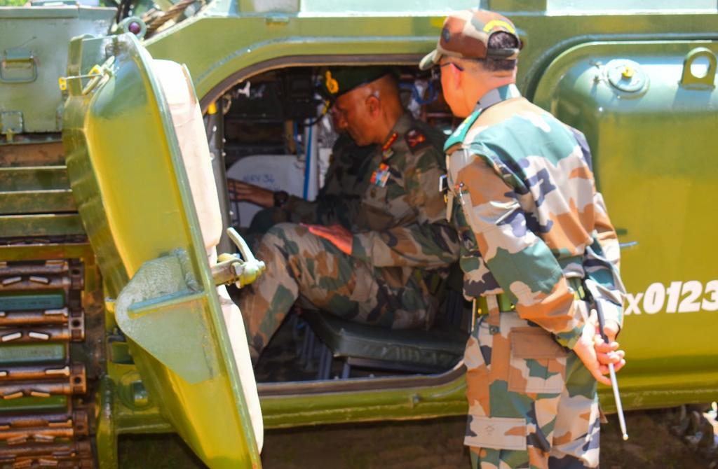 abdulazizbhat83's tweet image. Lt Gen Pratik Sharma, GOC #KhargaCorps witnessed #CombatEngineering training and synergy between all arms being carried out by #KhargaSappers. He lauded them for innovativeness and maintaining high standards of training.
#IndianArmy
#KhargaCorps
#CombatEngineers
@adgpi