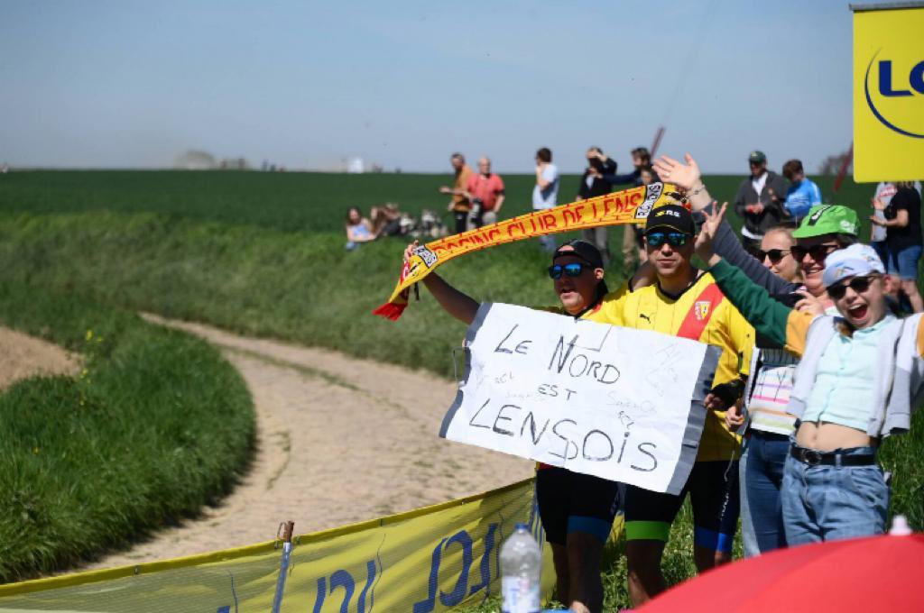 RCLens's tweet photo. Sur les routes du #ParisRoubaix2022, c'est ce qu'on appelle « tenir le haut du pavé » 😉

 📸 @lequipe https://t.co/IjccBKrxQJ