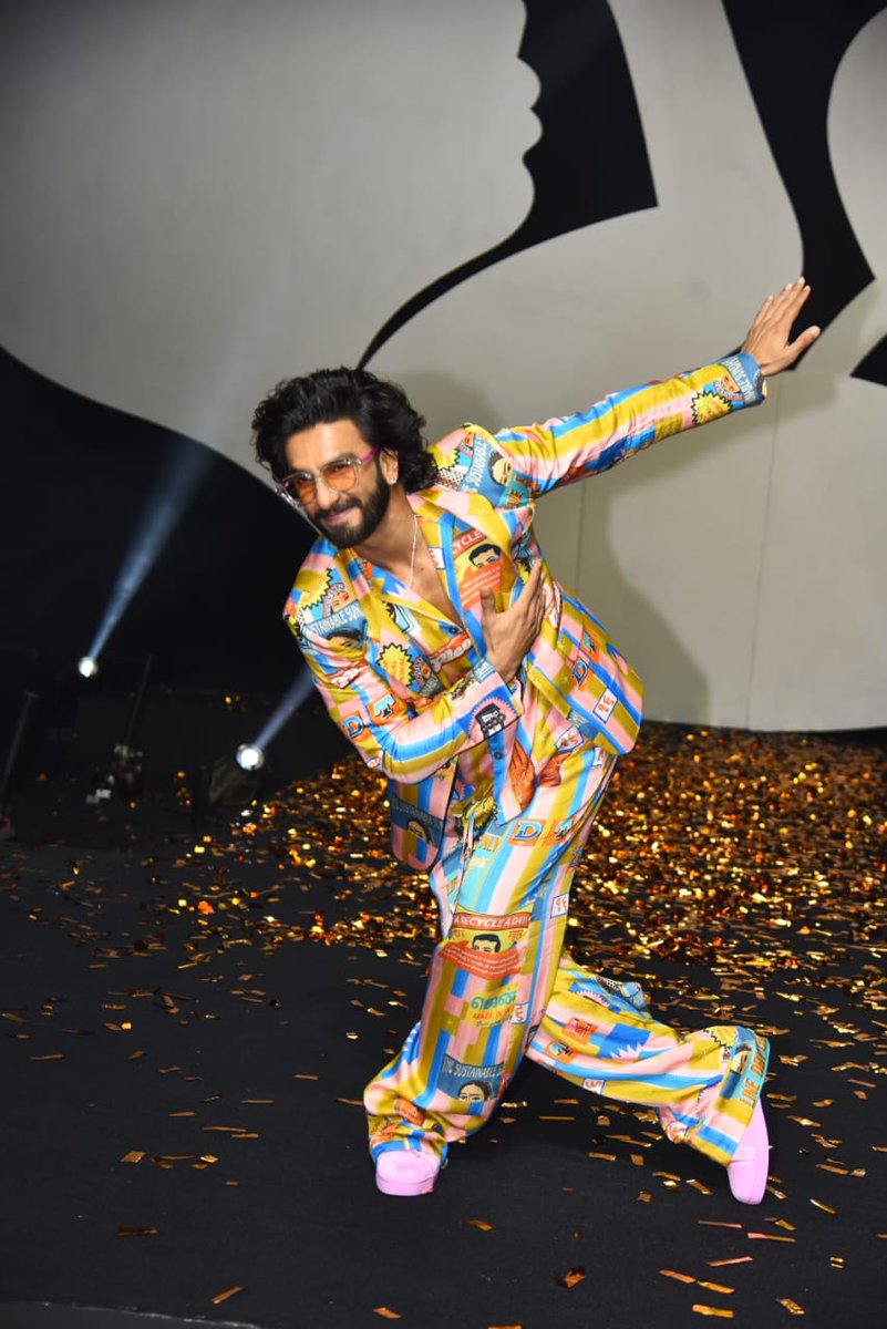 middaygujarati's tweet photo. #RanveerSingh spotted promoting #JayeshBhaiJordaar 
#CelebSpotted #CelebritySpotted #BollywoodActors #Bollywood #Entertainment #ActorUpdate #BollywoodStar #CasualOutfit #IndianOutfit #CelebOuting #Gym #Salon #Mumbai https://t.co/7cBM9Q7AtC