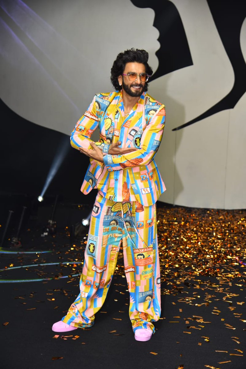 middaygujarati's tweet photo. #RanveerSingh spotted promoting #JayeshBhaiJordaar 
#CelebSpotted #CelebritySpotted #BollywoodActors #Bollywood #Entertainment #ActorUpdate #BollywoodStar #CasualOutfit #IndianOutfit #CelebOuting #Gym #Salon #Mumbai https://t.co/7cBM9Q7AtC
