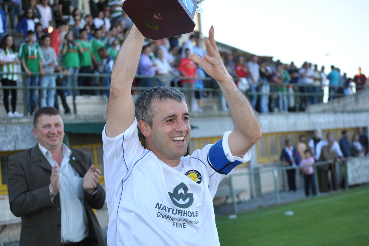 Si alguien representa al Maniños es sin duda Juan Carlos González "Charly", toda la vida ligado al Club. Desde alevines hasta hoy. "One man Club" que dirían los ingleses. Un orgullo contar con gente así. Aquí recogiendo el trofeo de Campeón de Copa ante el Capela 2011.
GRANDE!!!