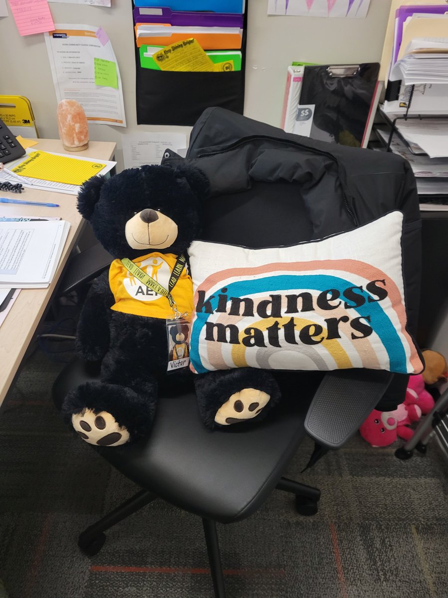 miner_jenn's tweet photo. Victor has had a busy morning. He listened to @AvonSupt talk about Avon's goals. Then he tried to help a teacher clean up her desk. That wore him out! Now he is patiently waiting for students to arrive. #victortravels @TheOfficerCraig @aef_avonschools https://t.co/vwNmHVYOP5