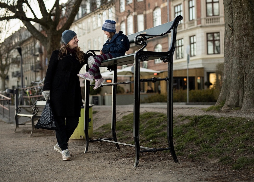 joelapompe's tweet photo. #Lookalike of the day - raised public benches - 2005 Paton lawn fertiliser VS 2022 Global warming &amp; rising waters awareness ♻️ #SameIdea #GuerrillaAds https://t.co/9ZrMsdM6t0