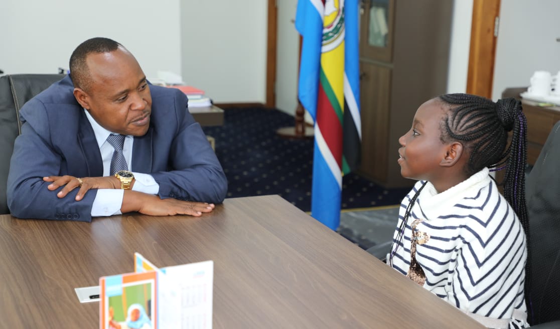 jumuiya's tweet photo. #EAC Tourism Ambassador Sharon Ringo @sharonringomowo shares with EAC SG, Hon. Peter Mathuki @pmathuki her plans to market the EAC region as a preferred tourist destination and progress made in her initiative to plant 2 million trees by the end of this year https://t.co/kmUTJ2v4Bg