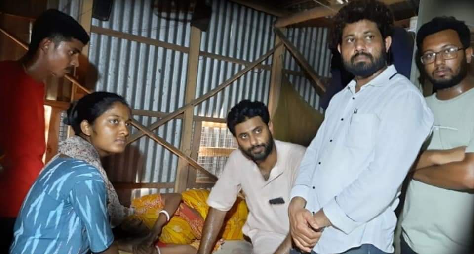 MayukhDuke's tweet photo. SFI West Bengal Comrade @SrijanForYou &amp; others went to Hanskhali &amp; met the family of the girl who was gang raped &amp; later succumbed to her injuries. The main accused is the son of a TMC leader. SFI will fight demanding free &amp; fair investigation &amp; justice for the victim family. https://t.co/bQ0qSUs1jA