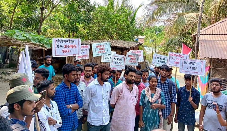 MayukhDuke's tweet photo. SFI West Bengal Comrade @SrijanForYou &amp; others went to Hanskhali &amp; met the family of the girl who was gang raped &amp; later succumbed to her injuries. The main accused is the son of a TMC leader. SFI will fight demanding free &amp; fair investigation &amp; justice for the victim family. https://t.co/bQ0qSUs1jA