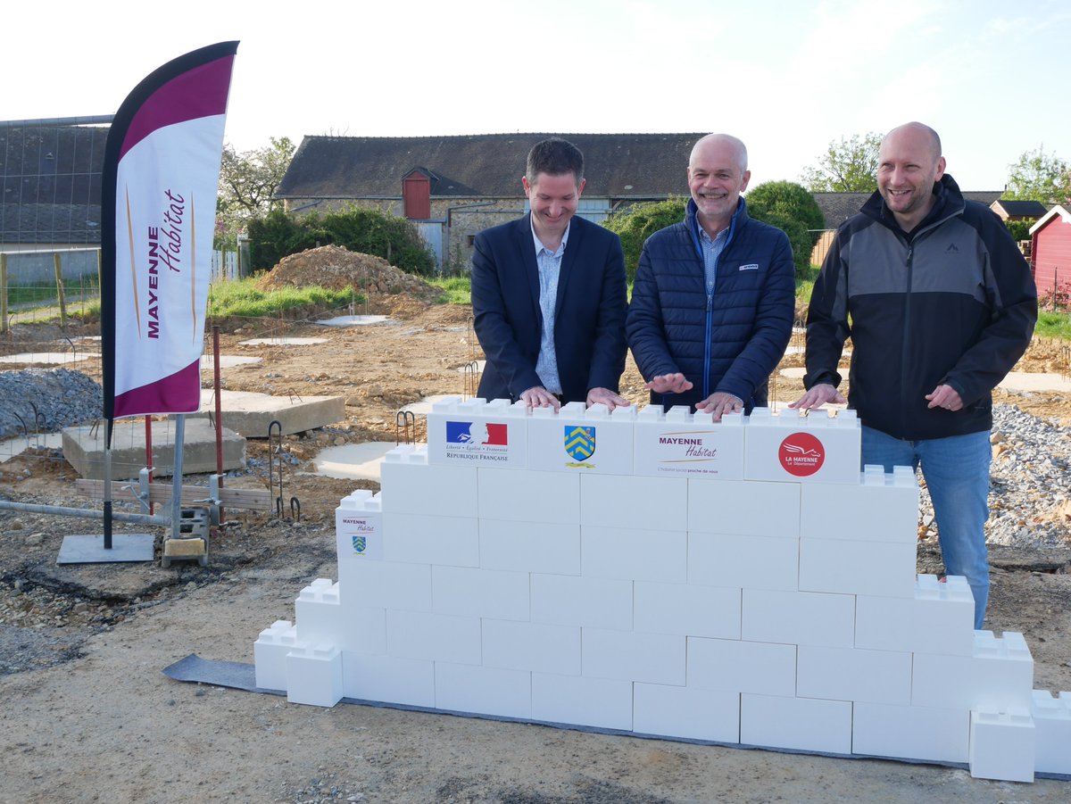 MayenneHabitat's tweet photo. [Pose de 1ères pierres🧱] Utiliser l'espace disponible, densifier les centres-bourgs, offrir des logements de qualité sur l'ensemble du territoire @lamayenne : c'est le cas des nouvelles constructions à @53Origne et #Montenay démarrées officiellement ce matin en présence des élus https://t.co/ECJAsyRlpE