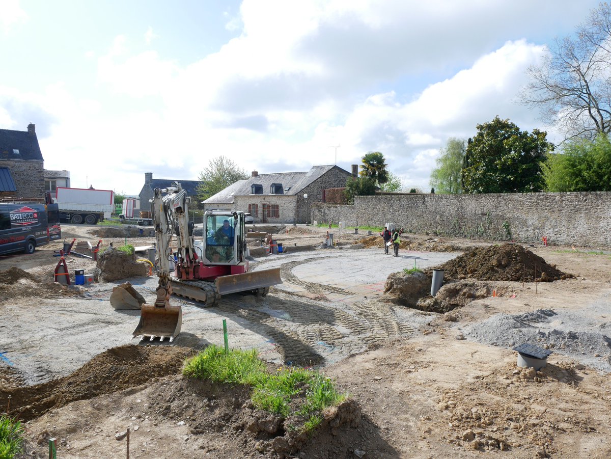 MayenneHabitat's tweet photo. [Pose de 1ères pierres🧱] Utiliser l'espace disponible, densifier les centres-bourgs, offrir des logements de qualité sur l'ensemble du territoire @lamayenne : c'est le cas des nouvelles constructions à @53Origne et #Montenay démarrées officiellement ce matin en présence des élus https://t.co/ECJAsyRlpE