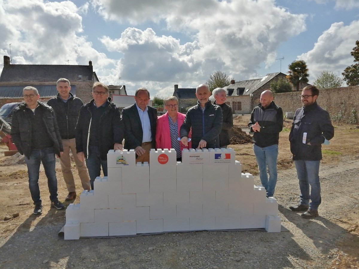 MayenneHabitat's tweet photo. [Pose de 1ères pierres🧱] Utiliser l'espace disponible, densifier les centres-bourgs, offrir des logements de qualité sur l'ensemble du territoire @lamayenne : c'est le cas des nouvelles constructions à @53Origne et #Montenay démarrées officiellement ce matin en présence des élus https://t.co/ECJAsyRlpE