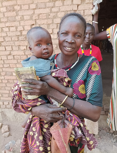 WFP_SouthSudan's tweet photo. Last month @WFP switched from in-kind food assistance to cash in Kuajok and now more than 14,000 people can choose what they want to buy💵

Giving cash also supports the locally economy and market development in #SouthSudan https://t.co/GG5nYS9IuG