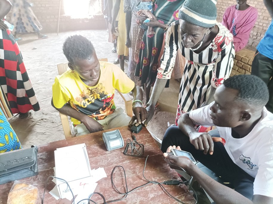 WFP_SouthSudan's tweet photo. Last month @WFP switched from in-kind food assistance to cash in Kuajok and now more than 14,000 people can choose what they want to buy💵

Giving cash also supports the locally economy and market development in #SouthSudan https://t.co/GG5nYS9IuG