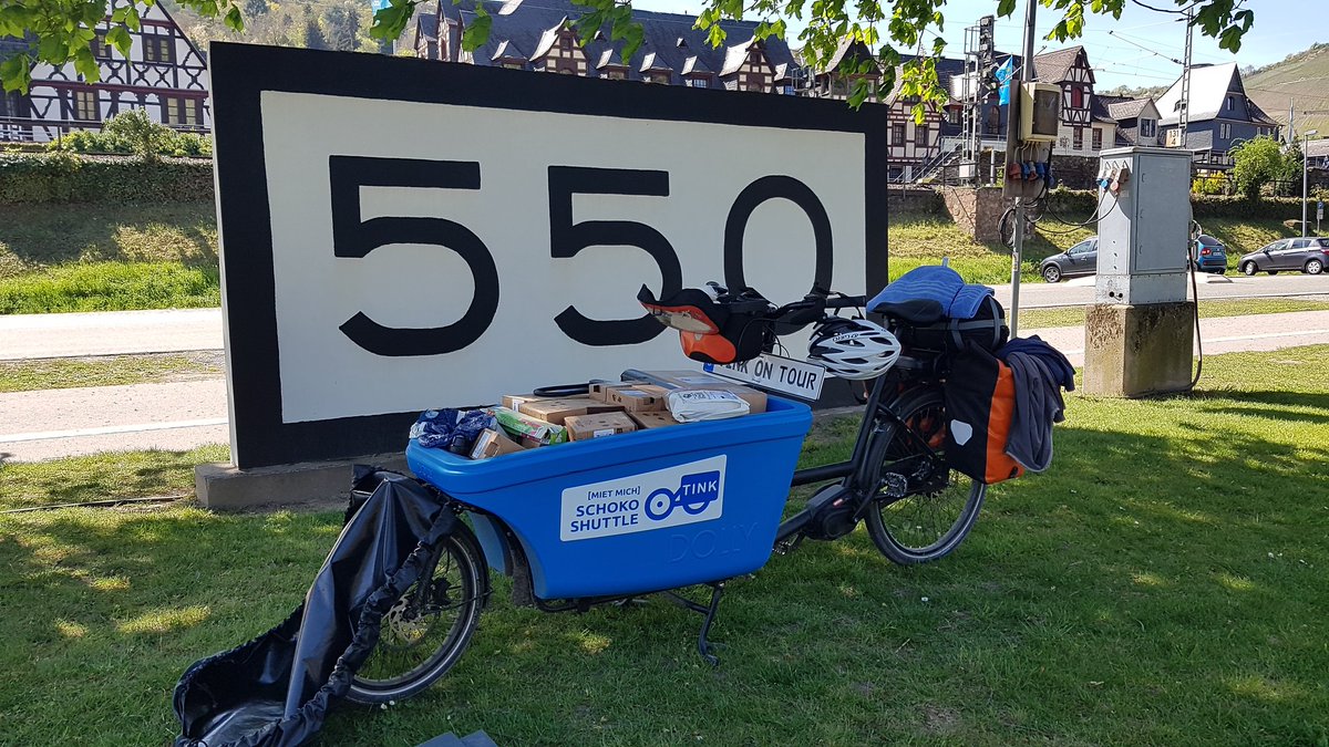 #Schokofahrt Konstanz macht Pause bei Rheinkilometer 550 im UNESCO-Welterbe Mittleres Rheintal. 
Schokolade ist noch wohltemperiert, parkt trotzdem im Schatten.