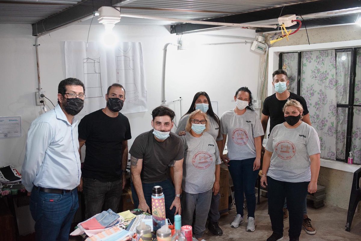 CoopyMutMuniCba's tweet photo. VISITA A MUNDO DE COLORES 🧵🪡

👉🏾 Junto al Subsecretario de Gestión Cultural, @abraham_galo y el Director de Juventud, @marcferro , visitamos en barrio El Chaparral a mujeres que protagonizan “Mundo de colores, cociendo para las infancias” https://t.co/Ry0TYPYVLP