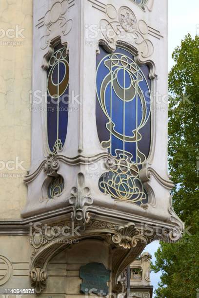 Rosa_dEss's tweet image. #Torino 
Basta passeggiare nel centro cittadino un po&apos; col naso all&apos;insù per godere delle raffinate facciate di tanti palazzi. Uno degli elementi caratterizzanti di questo stile sono i 
#bowwindows (balconi chiusi sporgenti) che donano leggerezza ed armonia alle facciate.