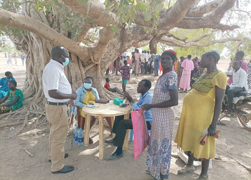 WFP_SouthSudan's tweet photo. Last month @WFP switched from in-kind food assistance to cash in Kuajok and now more than 14,000 people can choose what they want to buy💵

Giving cash also supports the locally economy and market development in #SouthSudan https://t.co/GG5nYS9IuG