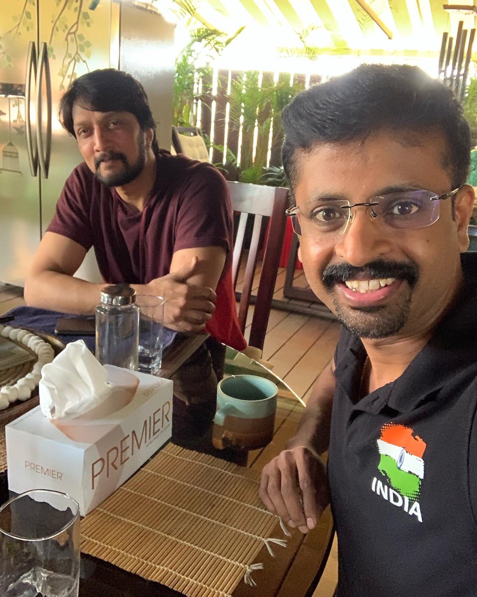 HarishNagaraju_'s tweet photo. ಗ್ರೀನ್ ಟೀ 🍵 ಟೈಂ. ಹೀಗೊಂದು ಭೇಟಿ-ಮಾತುಕತೆ 🥰👍🏻
#anchorharishnagaraju #kichcha #kichchasudeepa #vikranthrona #greentea #greenteatime #goodtimes https://t.co/xtV8DpYLOl