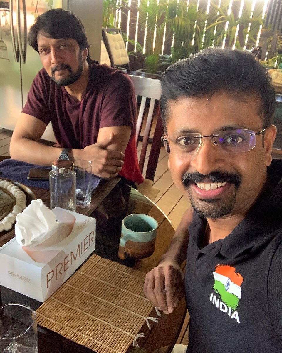 HarishNagaraju_'s tweet photo. ಗ್ರೀನ್ ಟೀ 🍵 ಟೈಂ. ಹೀಗೊಂದು ಭೇಟಿ-ಮಾತುಕತೆ 🥰👍🏻
#anchorharishnagaraju #kichcha #kichchasudeepa #vikranthrona #greentea #greenteatime #goodtimes https://t.co/xtV8DpYLOl