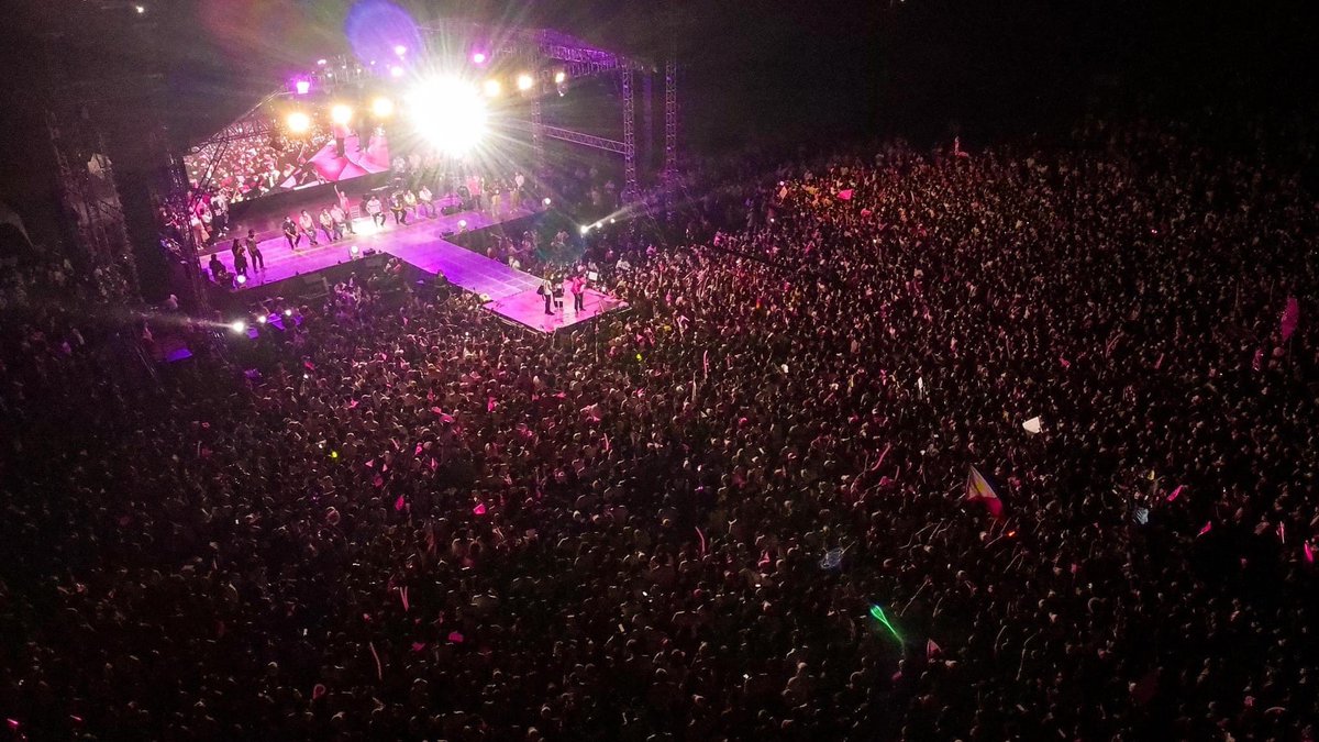 michelleabad_'s tweet photo. Robredo posts new drone shots of the Bataan rally. โNakakamangha ang inyong puso at lakas, Bataan! Sa pagtindig ninyo kasama natin, abot-kamay ang Pilipinas na pangarap natin. Maraming salamat sa inyong lahat!โ @rapplerdotcom
๐ธ VP Leni Robredo Facebook https://t.co/aZADYPUA5f