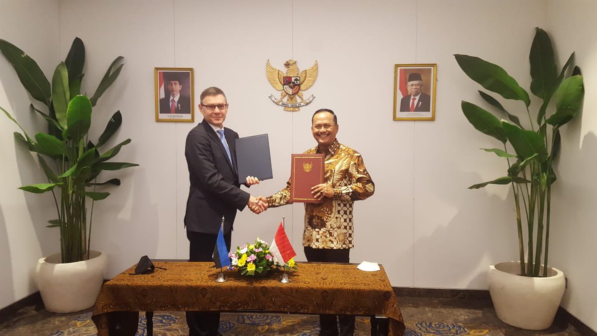 Act. DG for American &amp; European Affairs (Indonesia) and Director of Asia Pacific (Estonia) exchanged the renewed MoU on Bilateral Consultation between the MoFA of the Republic of Indonesia and MoFA of the Republic of Estonia, Bali, 18-20 April 2022.