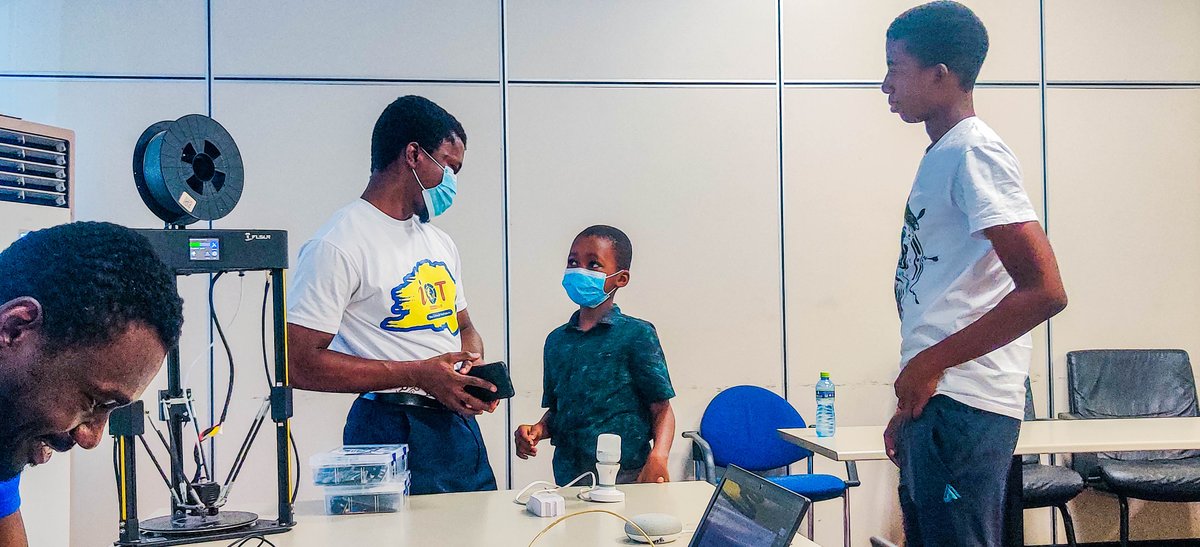 KofiAnnanICT's tweet image. We are more of practicals than theory. A section of students being taken through Artificial Intelligence Voice based system using the Google Assistant....#CodewithUs #VGMA23 #CristianoRonaldo