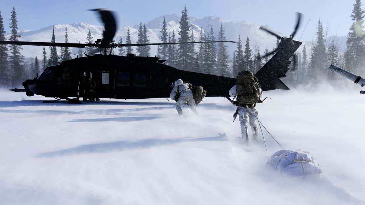 USSOCOM's tweet photo. Members of Naval Special Warfare participated in Arctic Edge 22, a U.S. Northern Command biennial defense exercise designed to demonstrate and exercise the ability to rapidly deploy and operate in the Arctic.
@socnorth https://t.co/yde4YxJPge