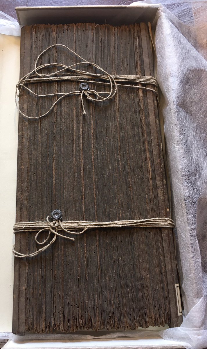 VanessaDesclaux's tweet image. #attentionChallenge 💪🏻 départ pour la restauration de ce grand manuscrit #tamil du début du 18è siècle sur oles (palmier) : 396 folios a préparer avant #numérisation … 📆 rdv dans quelques mois ⁦@GallicaBnF ➡️⁩  en savoir ➕ archivesetmanuscrits.bnf.fr/ark:/12148/cc1…