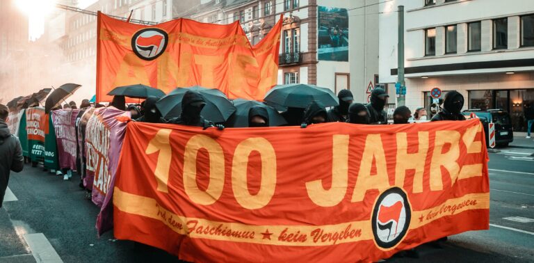 Heraus zum 8. Mai! Am Tag der Befreiung vom Faschismus an der Macht werden wir erneut in Frankfurt auf die Straße gehen. Alle Informationen gibt es in den nächsten Tagen hier!