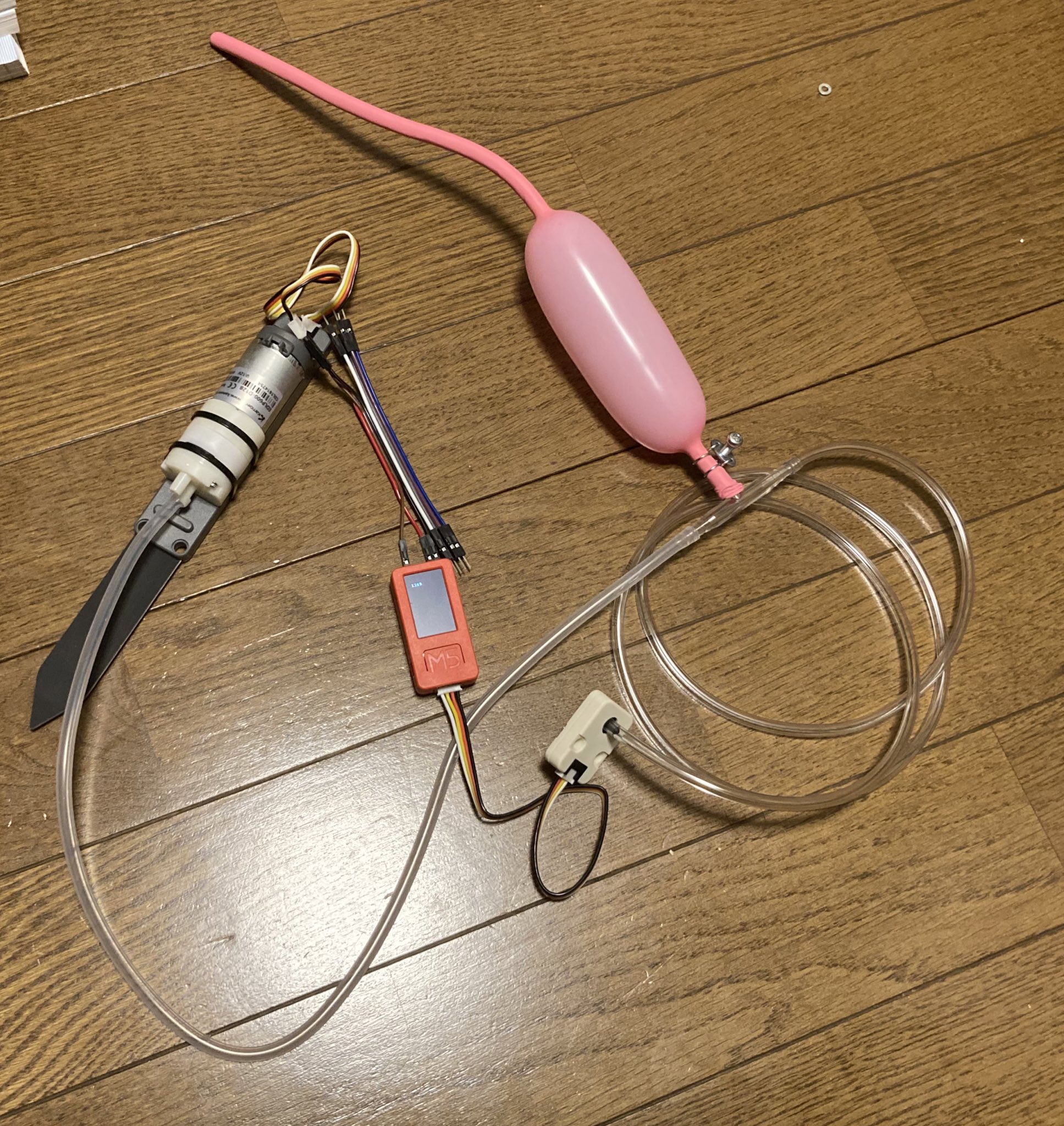 たなかまさゆき M5stackの圧力計実験中 これ使っている人見たことない んー 風船だと少し圧上げると破裂する 笑 ちなみに圧力計にはチューブ付属してません 内径3ミリです ポンプにはチューブ付属してますが内径5ミリでした T Co