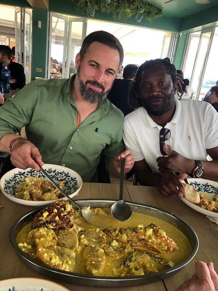 La fotografía de Abascal deja entrever un racismo atávico: el blanco sirve con dos cucharones mientras el inmigrante tiene que esperar