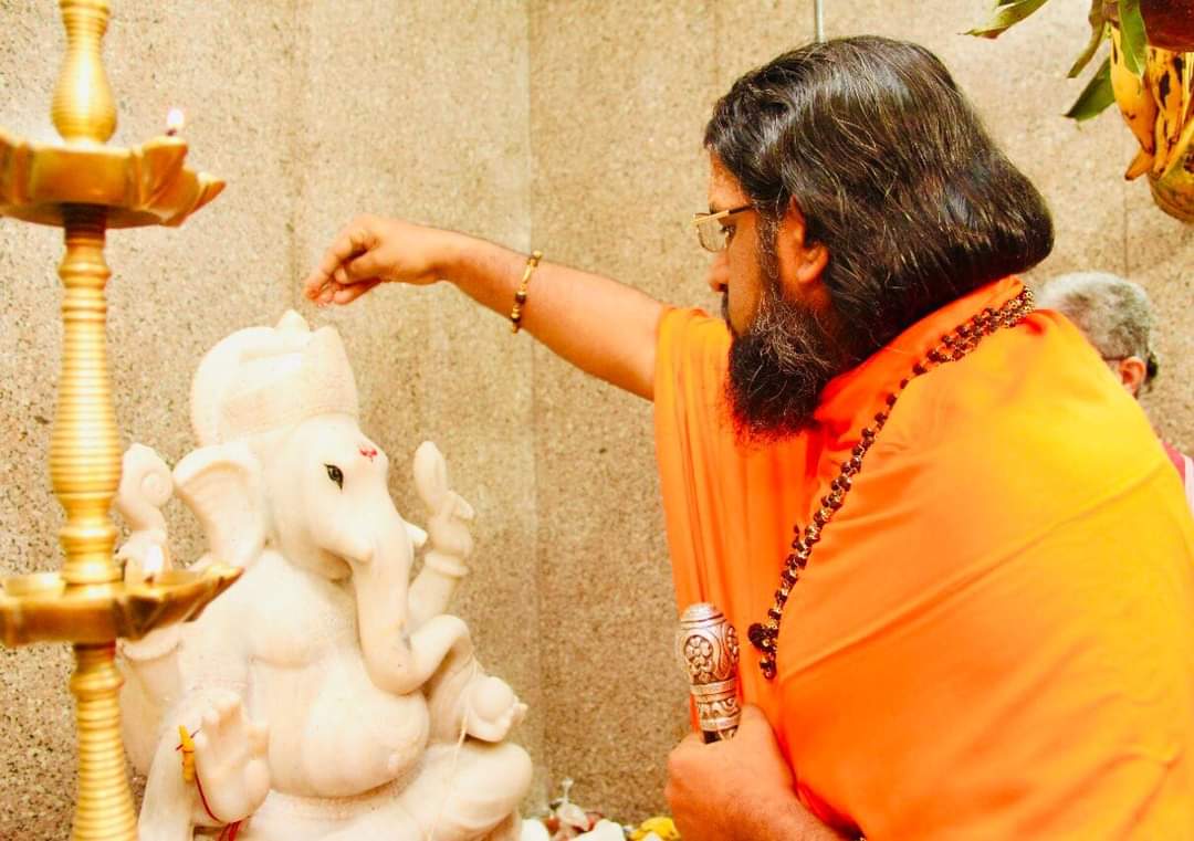 tapobhoomigoa's tweet image. वक्रतुण्ड महाकाय सूर्यकोटि समप्रभ।
निर्विघ्नं कुरु मे देव सर्वकार्येषु सर्वदा॥

विघ्नहर्ता के पावन श्रीचरणों में विघ्न निवारण और समृद्धि प्रदान करने के लिए प्रार्थना।
#sadgurubrahmeshanand
#sadgurugoa #sadgurudev #पद्मश्री #padmashri2022 #goa