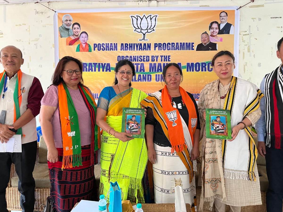 MahilaMNagaland's tweet photo. #BJMMPoshanAbhiyan 
#SamajikNyay A book written on Glimpses from the life of Rani Gaidinliu authored by Dr.Tasile presented to @Medha_kulkarni &amp;@phangnon @VanathiBJP @phangnon @Medha_kulkarni @SujataPadhyBJP @BJPMahilaMorcha @BJP4Nagaland https://t.co/QDKnnownca