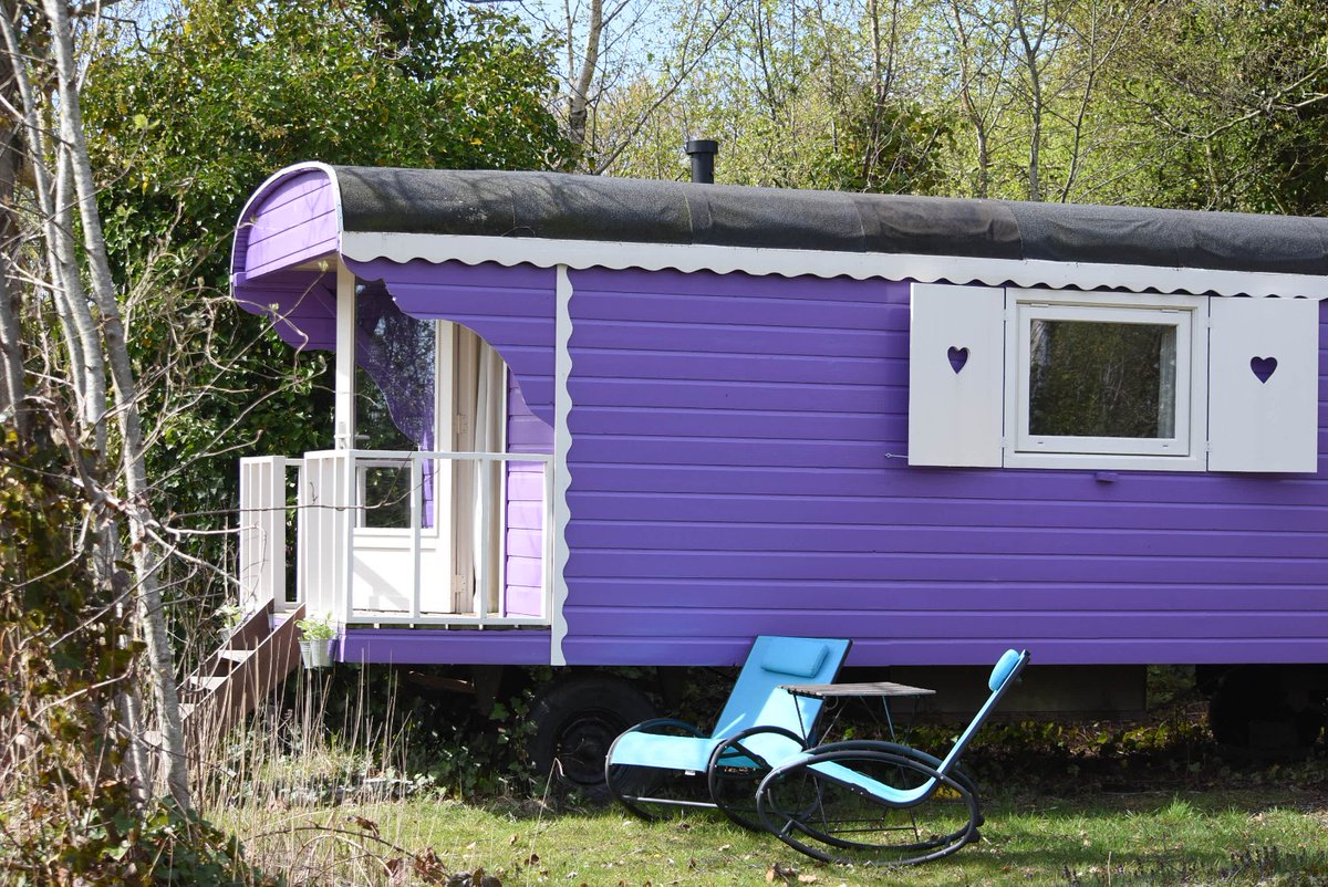 Ben jij wel in voor wat gekkigheid? Dan is onze grappige pipowagen jouw ideale vakantieplek! Deze topper is geschikt voor 2 personen. #duurzaam #vakantie #weekendjeweg #duinen #glamping