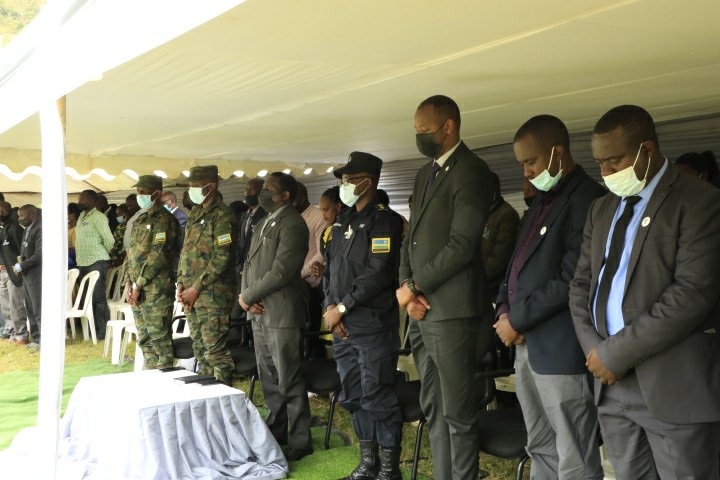 NyaruguruDistr's tweet photo. #Kwibuka28 : Hashyizwe kandi indabo kuri Monument  nshya yubatswe   n'Akarere ka Nyaruguru  ku mupaka w'Akanyaru  mu Murenge  wa Ngoma mu rwego rwo kunamira imbaga y'Abatutsi yahiciwe  no  gukomeza kubungabunga ibimenyetso bya Jenoside yakorewe Abatutsi https://t.co/vNngFbAuQj