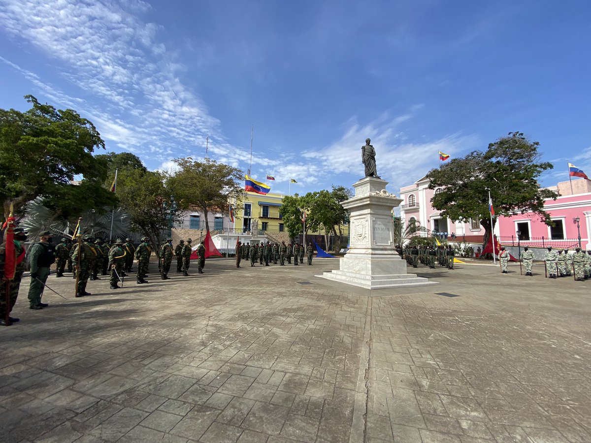 Continuamos con los protocolares por los 212 aniversario de la proclamación de la Independencia de nuestra Venezuela 🇻🇪 desde el cuadrilátero histórico de Ciudad Bolívar #GritoAntiimperialista <a href="/amarcanopsuv/">Ángel Marcano</a> <a href="/NicolasMaduro/">Nicolás Maduro</a>