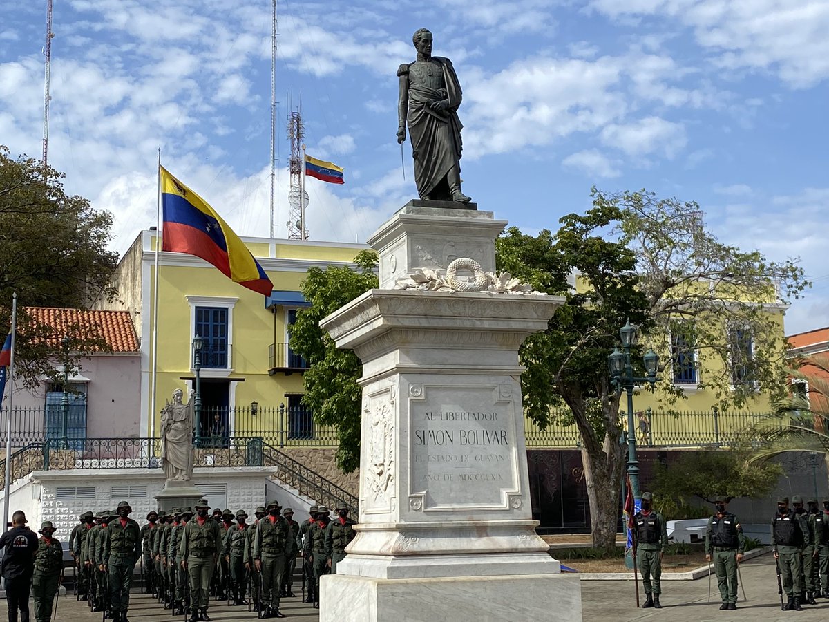 comandosergioh's tweet photo. Rendimos honores a nuestros próceres de la Independencia desde la plaza Bolívar en Ciudad Bolívar, en unión Cívico Militar Policial, leales siempre! #GritoAntiimperialista https://t.co/z5VNTLDAAm
