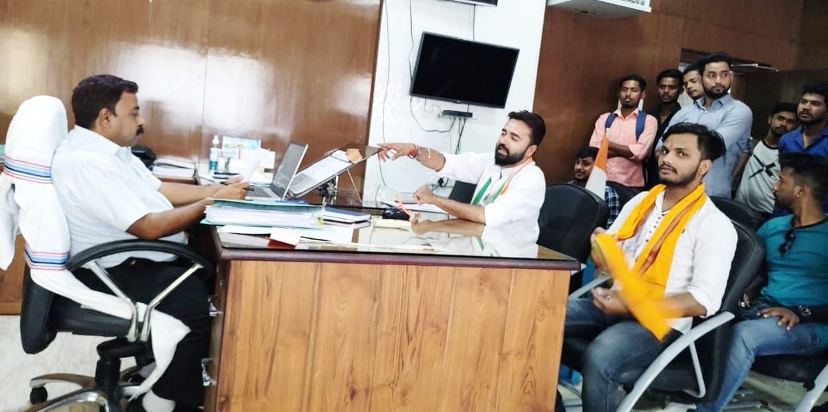 BajrangKumarKu3's tweet photo. प्रदेश उपाध्यक्ष @InderjitINC एवं अन्य साथियों द्वारा झारखंड प्रौद्योगिकी विश्वविद्यालय के विभिन्न मामलों को लेकर विश्वविद्यालय परिसर में एक दिवसीय धरना दिया गया एवं प्रभारी कुलपति एवं कुलसचिव का घेराव कर ज्ञापन सौंपा गया। https://t.co/pMgnEXUhGl