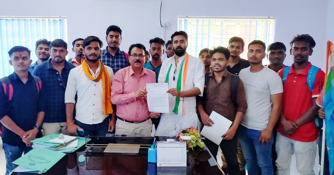 BajrangKumarKu3's tweet photo. प्रदेश उपाध्यक्ष @InderjitINC एवं अन्य साथियों द्वारा झारखंड प्रौद्योगिकी विश्वविद्यालय के विभिन्न मामलों को लेकर विश्वविद्यालय परिसर में एक दिवसीय धरना दिया गया एवं प्रभारी कुलपति एवं कुलसचिव का घेराव कर ज्ञापन सौंपा गया। https://t.co/pMgnEXUhGl