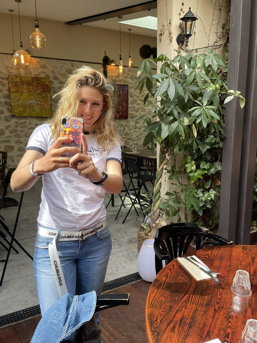 Une petite pause en tenue de ville. M’avez vous reconnue 🥳🤩
<a href="/TransportChevr2/">Transport Chevrot</a> 
<a href="/RChevrot/">regis chevrot</a> 
J’étais sur Marseille pour signer un nouveau contrat 😇
