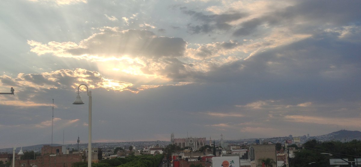 MeMo_Guani's tweet photo. @mendezraq caída del sol león Guanajuato @PaolaRojas #LasEstrellas https://t.co/VgfcudZiXR