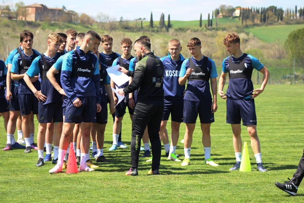 kosovanfooty_EN's tweet photo. 🇽🇰🤝🇺🇦 | #Kosova U17 in today's training ahead of facing #Ukraine in #EuroU17 #EliteRound Qualifiers tomorrow at 12:00 CEST.

We are part of Group 6 alongside UKR🇺🇦 ITA🇮🇹 &amp; POL🇵🇱.

Good luck #Dardanians | #KOSUKR https://t.co/K7GAXtENxJ