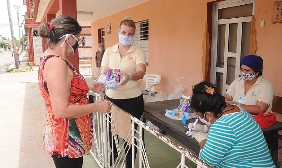 cubadebatecu's tweet photo. Teniendo en cuenta la situación existente con la disponibilidad de productos y con el objetivo de hacer más viable la venta, lograr mayor equidad y por consiguiente disminuir la aglomeración de personas en los establecimientos, se ha decidido adoptar un grupo de medidas👇 https://t.co/Kf385YQpcE