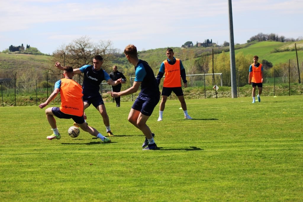 kosovanfooty_EN's tweet photo. 🇽🇰🤝🇺🇦 | #Kosova U17 in today's training ahead of facing #Ukraine in #EuroU17 #EliteRound Qualifiers tomorrow at 12:00 CEST.

We are part of Group 6 alongside UKR🇺🇦 ITA🇮🇹 &amp; POL🇵🇱.

Good luck #Dardanians | #KOSUKR https://t.co/K7GAXtENxJ