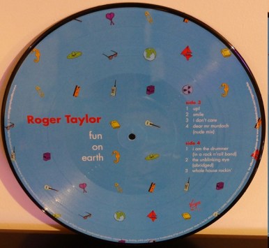 QueenFranceFC's tweet photo. Le 19 avril 2014, à l'occasion du “Record Store Day”, sort en double vinyle Picture Disc “Fun On Earth”, le 5ème album solo de Roger Taylor (album qui a été édité le 11 novembre 2013)
▶️https://t.co/2tfDsryrEC
#RogerTaylor #FunOnEarth #PictureVinyl #FanDeQueenFr https://t.co/UuD4U0RjRF